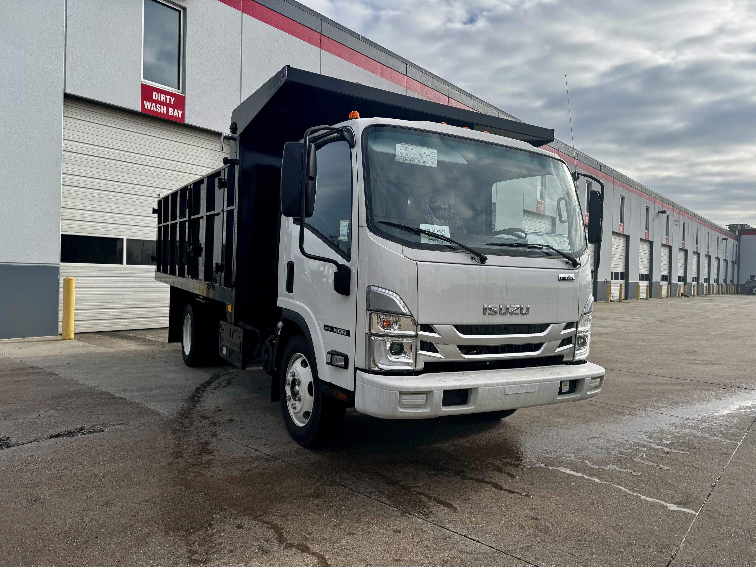 2023 ISUZU NQR - image 2 of 6