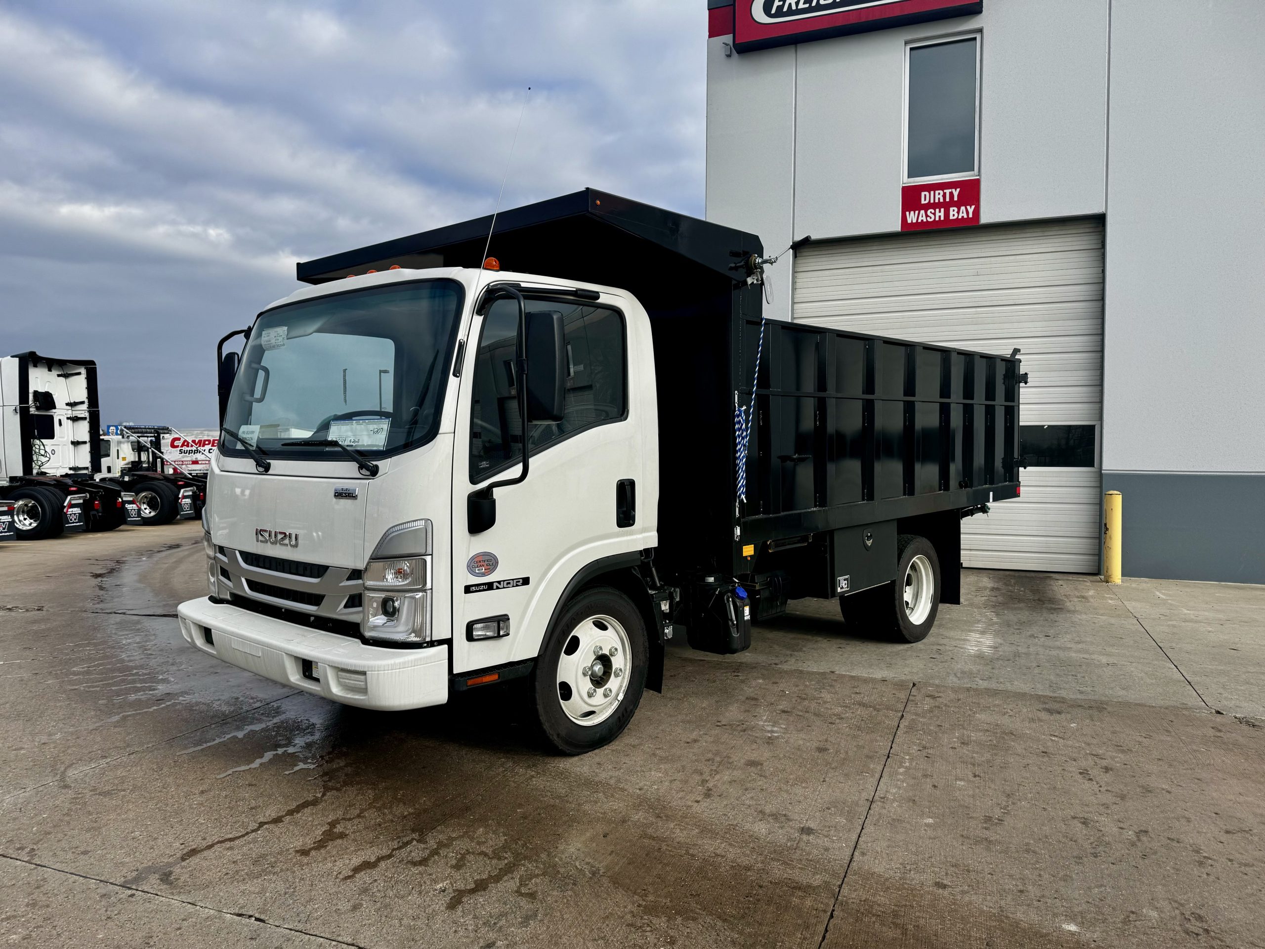 2023 ISUZU NQR - image 3 of 6