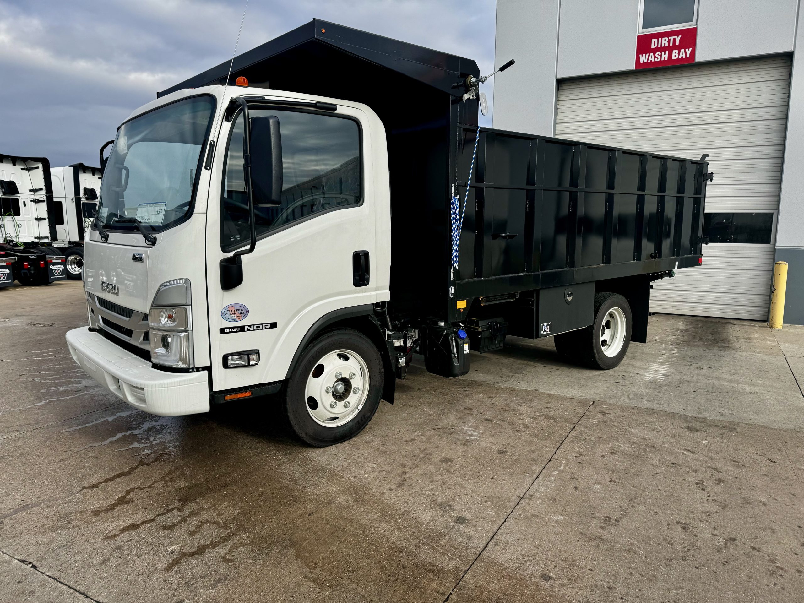 2023 ISUZU NQR - image 4 of 6