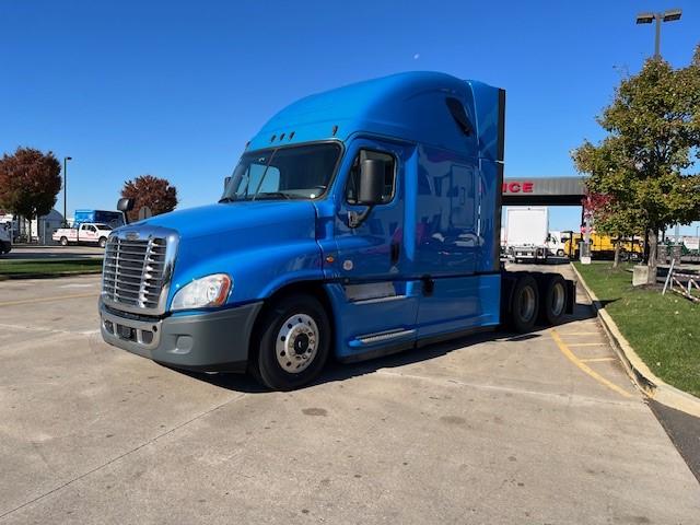 2020 Freightliner CASCADIA CA125S - image 2 of 6