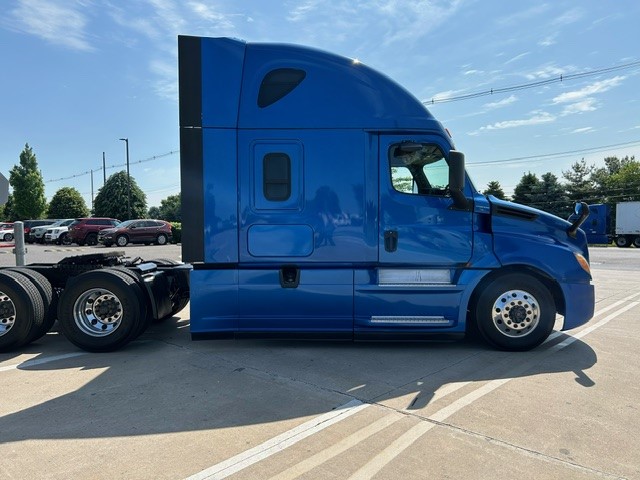 2019 FREIGHTLINER CASCADIA PT126S - image 3 of 6