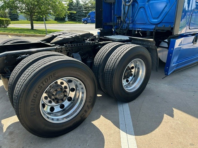 2019 FREIGHTLINER CASCADIA PT126S - image 5 of 6