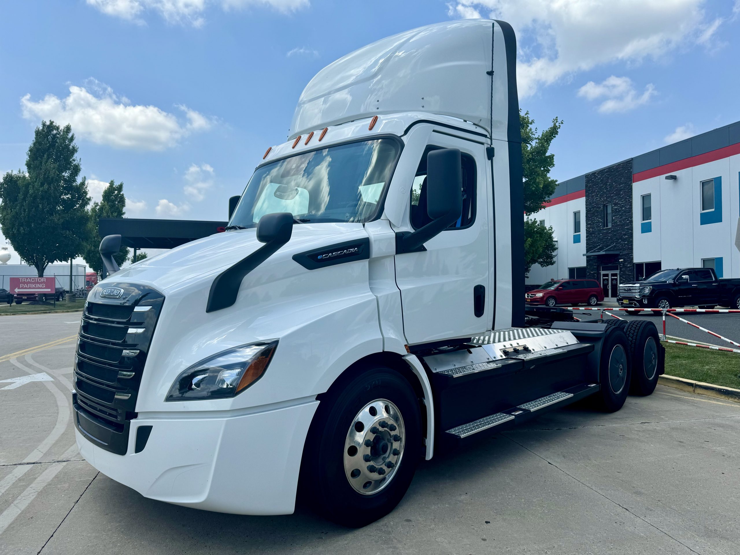 2024 Freightliner EP116 - image 2 of 6