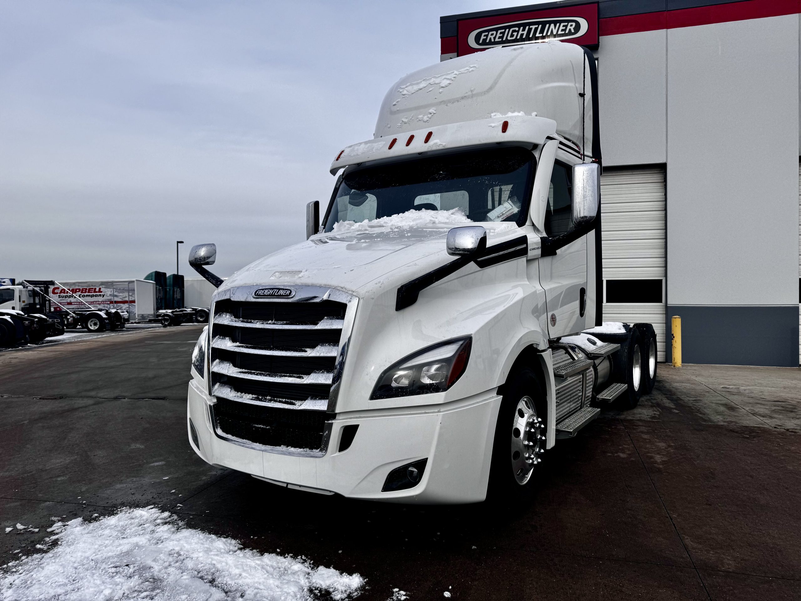 2024 FREIGHTLINER CASCADIA PT126D - image 1 of 6