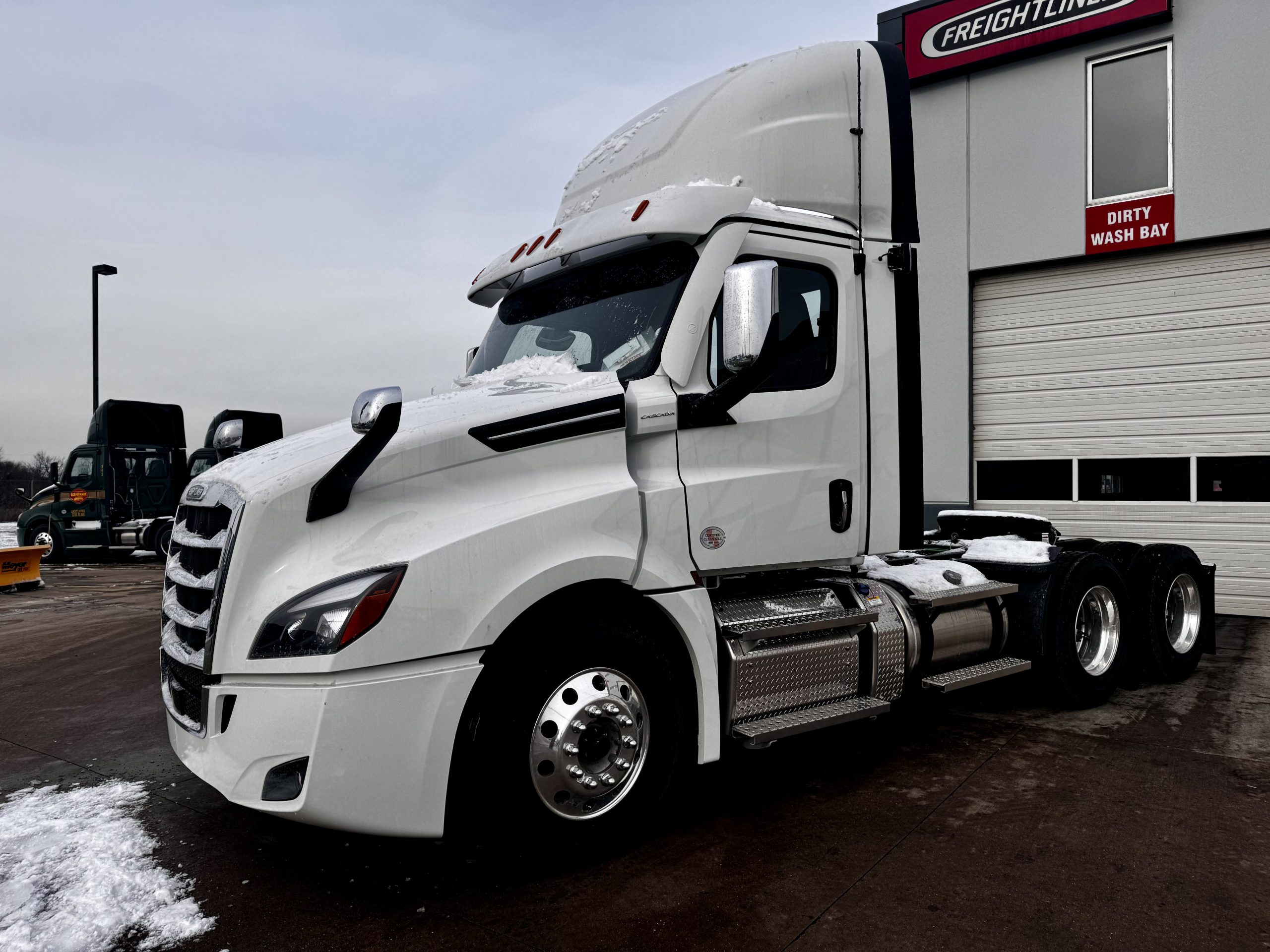 2024 FREIGHTLINER CASCADIA PT126D - image 2 of 6