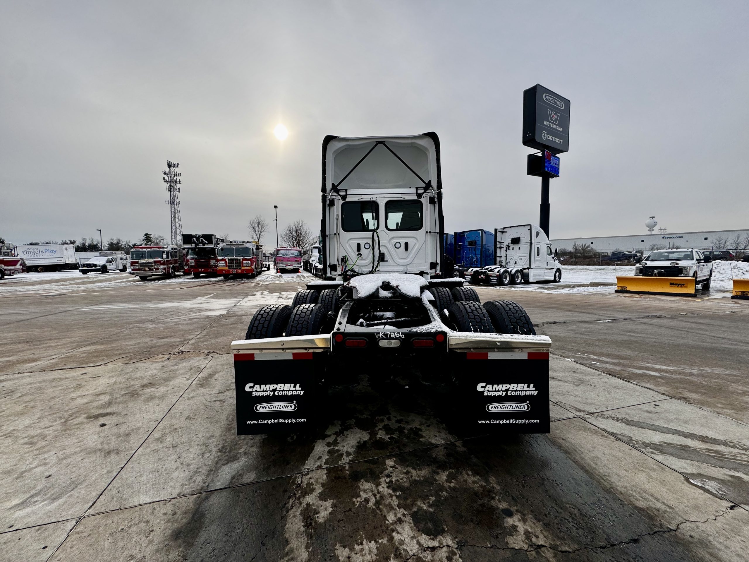 2024 FREIGHTLINER CASCADIA PT126D - image 4 of 6