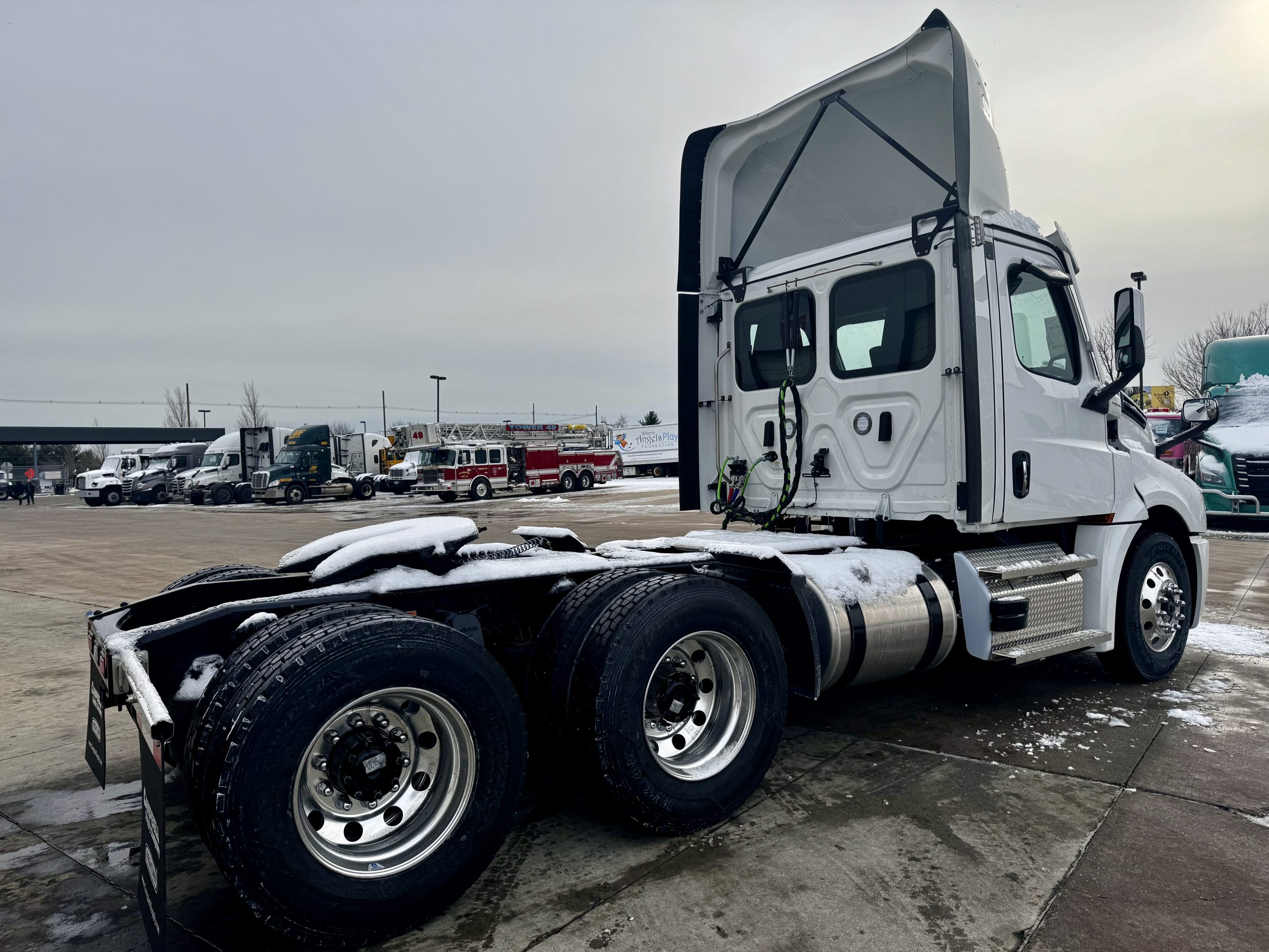 2024 FREIGHTLINER CASCADIA PT126D - image 5 of 6