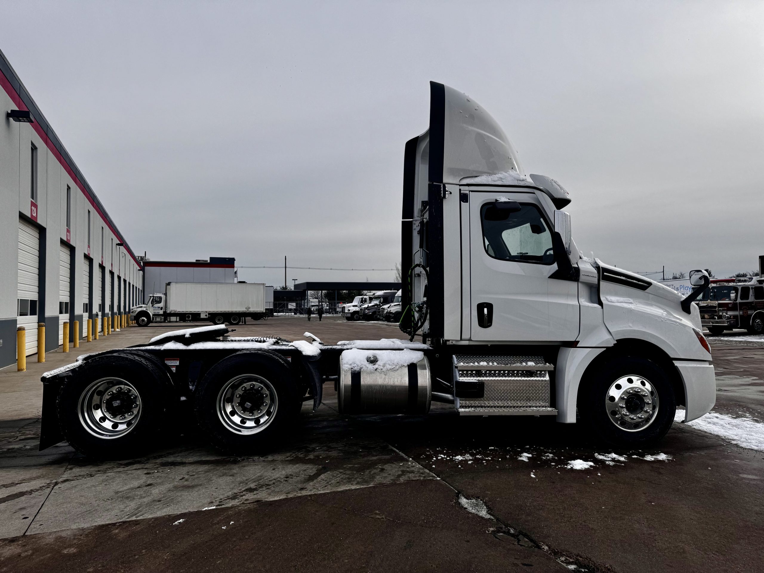 2024 FREIGHTLINER CASCADIA PT126D - image 6 of 6