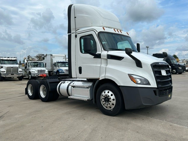 2019 FREIGHTLINER CASCADIA PE116D - image 1 of 4