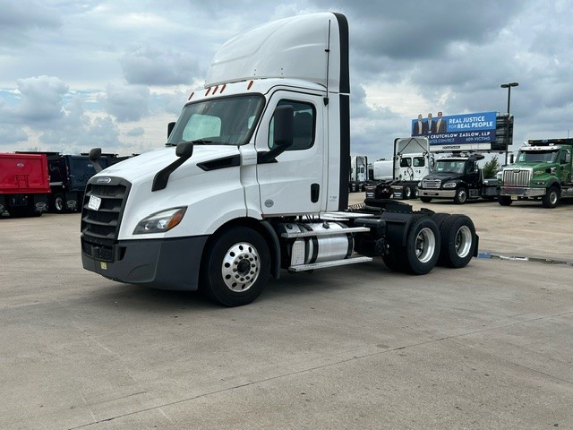 2019 FREIGHTLINER CASCADIA PE116D - image 2 of 4