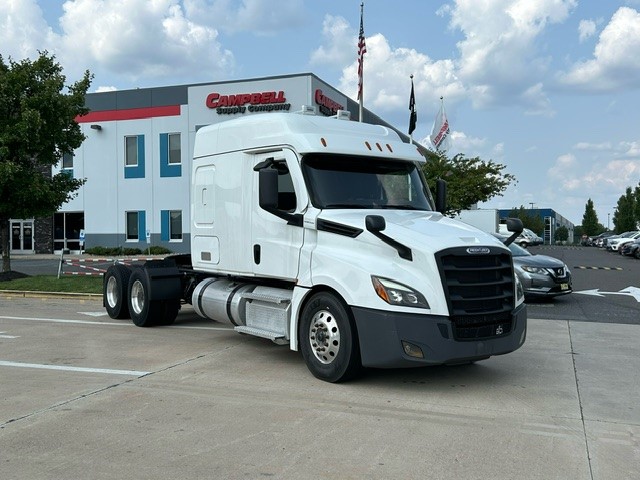 2020 Freightliner CASCADIA 126 - image 1 of 6