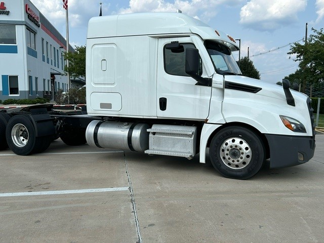 2020 Freightliner CASCADIA 126 - image 2 of 6