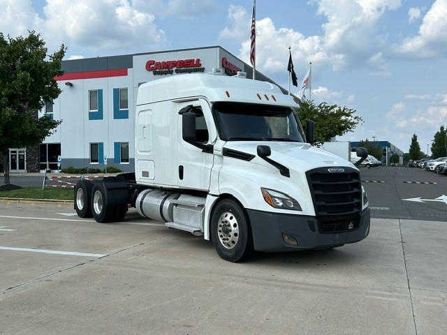 2020 Freightliner CASCADIA 126 - image 4 of 6