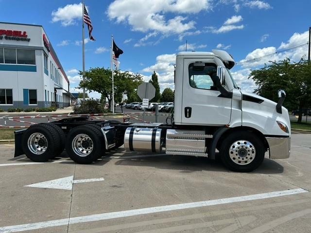 2024 FREIGHTLINER Cascadia PE116D - image 2 of 6