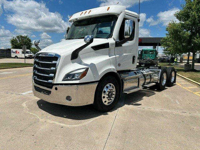 2024 FREIGHTLINER Cascadia PE116D - image 5 of 6