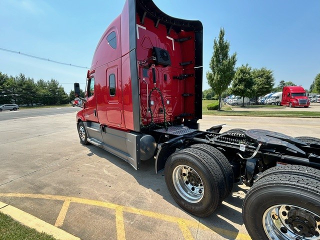 2025 FREIGHTLINER CA126SLP - image 3 of 6