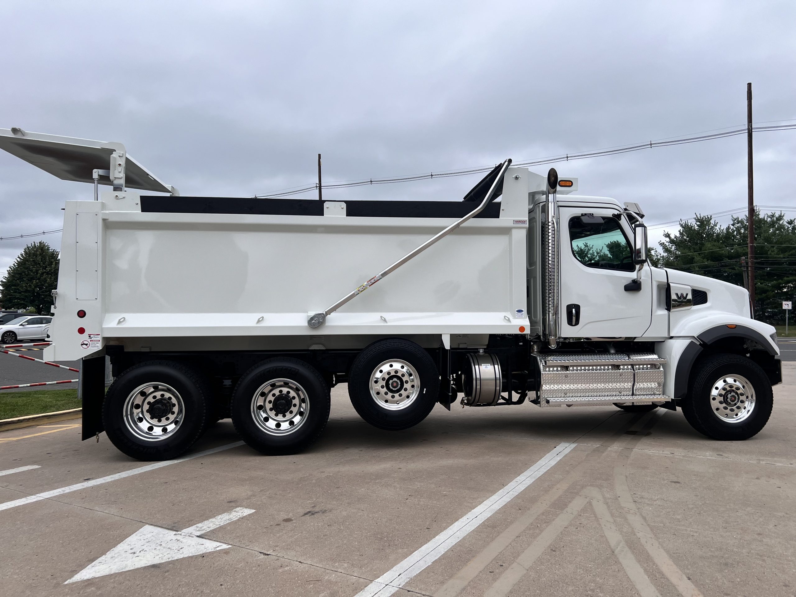 2025 Western Star Trucks 49X - image 2 of 6