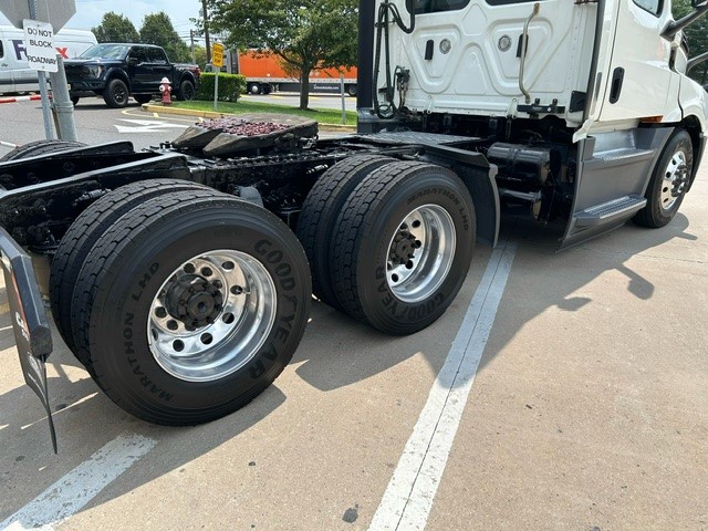 2019 FREIGHTLINER CASCADIA PT126D - image 3 of 6