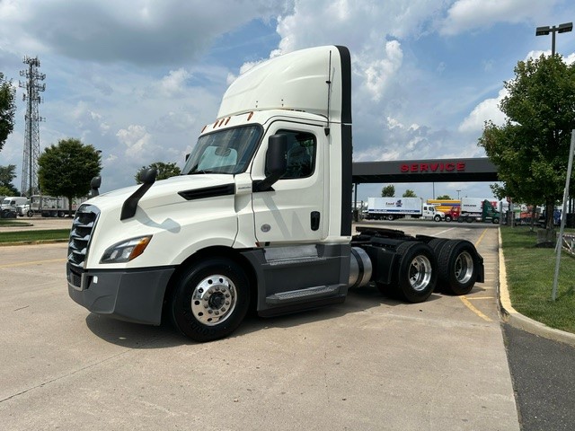 2019 FREIGHTLINER CASCADIA PT126D - image 5 of 6