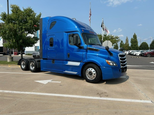 2020 FREIGHTLINER CASCADIA PT126S - image 2 of 6