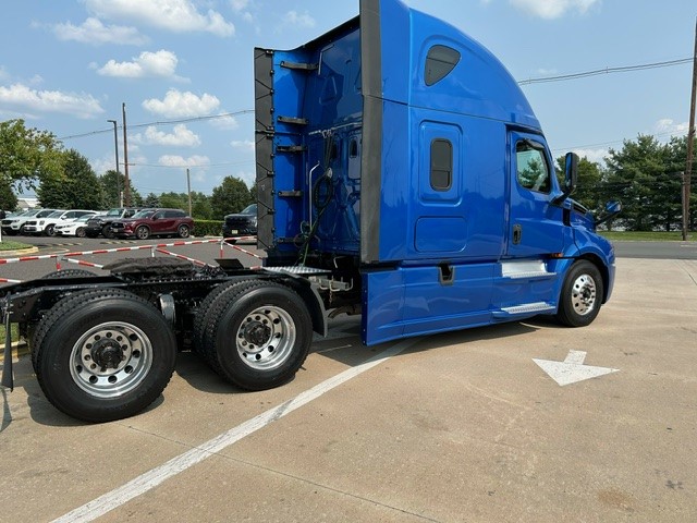 2020 FREIGHTLINER CASCADIA PT126S - image 3 of 6