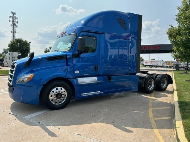 2020 FREIGHTLINER CASCADIA PT126S - image 4 of 6