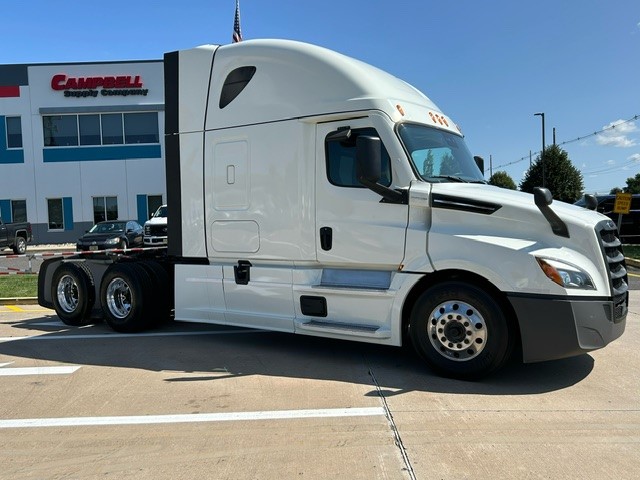 2020 FREIGHTLINER CASCADIA PT126S - image 2 of 6