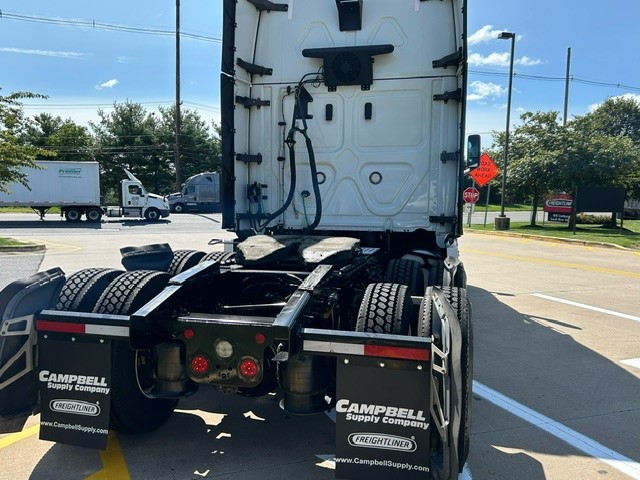 2020 FREIGHTLINER CASCADIA PT126S - image 3 of 6