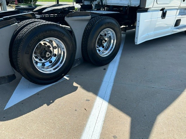 2020 FREIGHTLINER CASCADIA PT126S - image 4 of 6