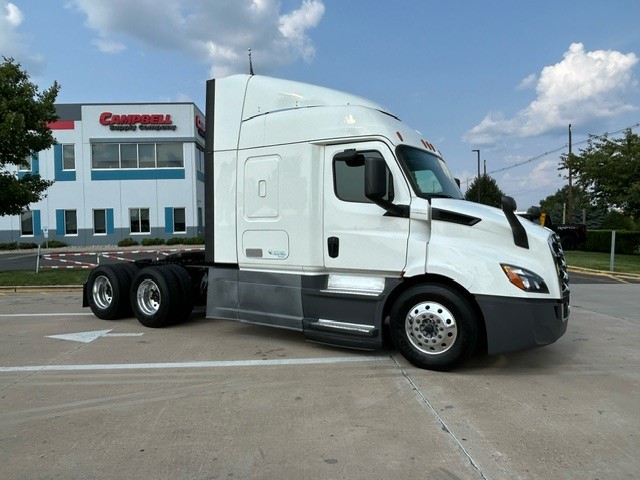 2020 Freightliner CASCADIA 116 - image 3 of 6