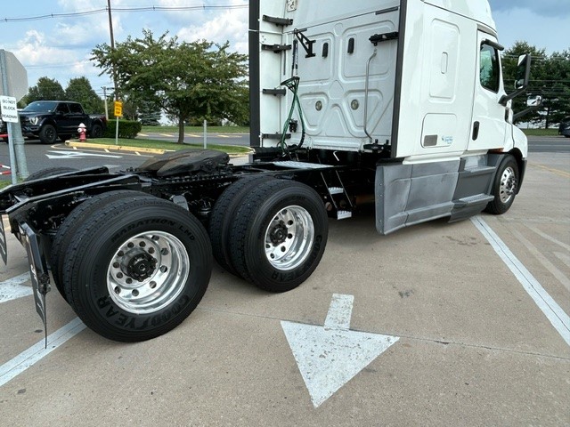 2020 Freightliner CASCADIA 116 - image 4 of 6