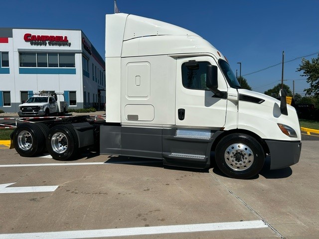 2020 FREIGHTLINER CASCADIA PE116S - image 2 of 6