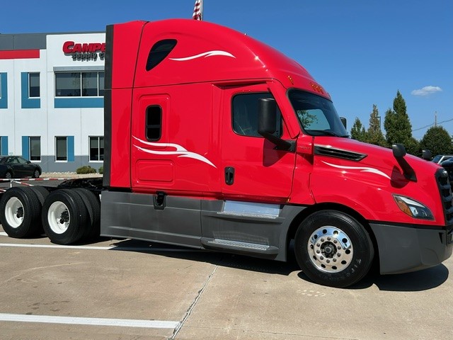 2022 Freightliner CASCADIA 126 - image 2 of 6