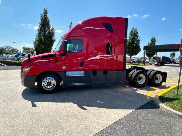 2022 Freightliner CASCADIA 126 - image 3 of 6