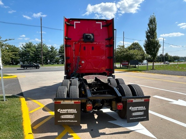 2022 Freightliner CASCADIA 126 - image 4 of 6