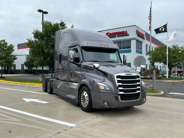 2023 FREIGHTLINER CASCADIA PT126S - image 1 of 6