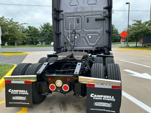 2023 FREIGHTLINER CASCADIA PT126S - image 4 of 6