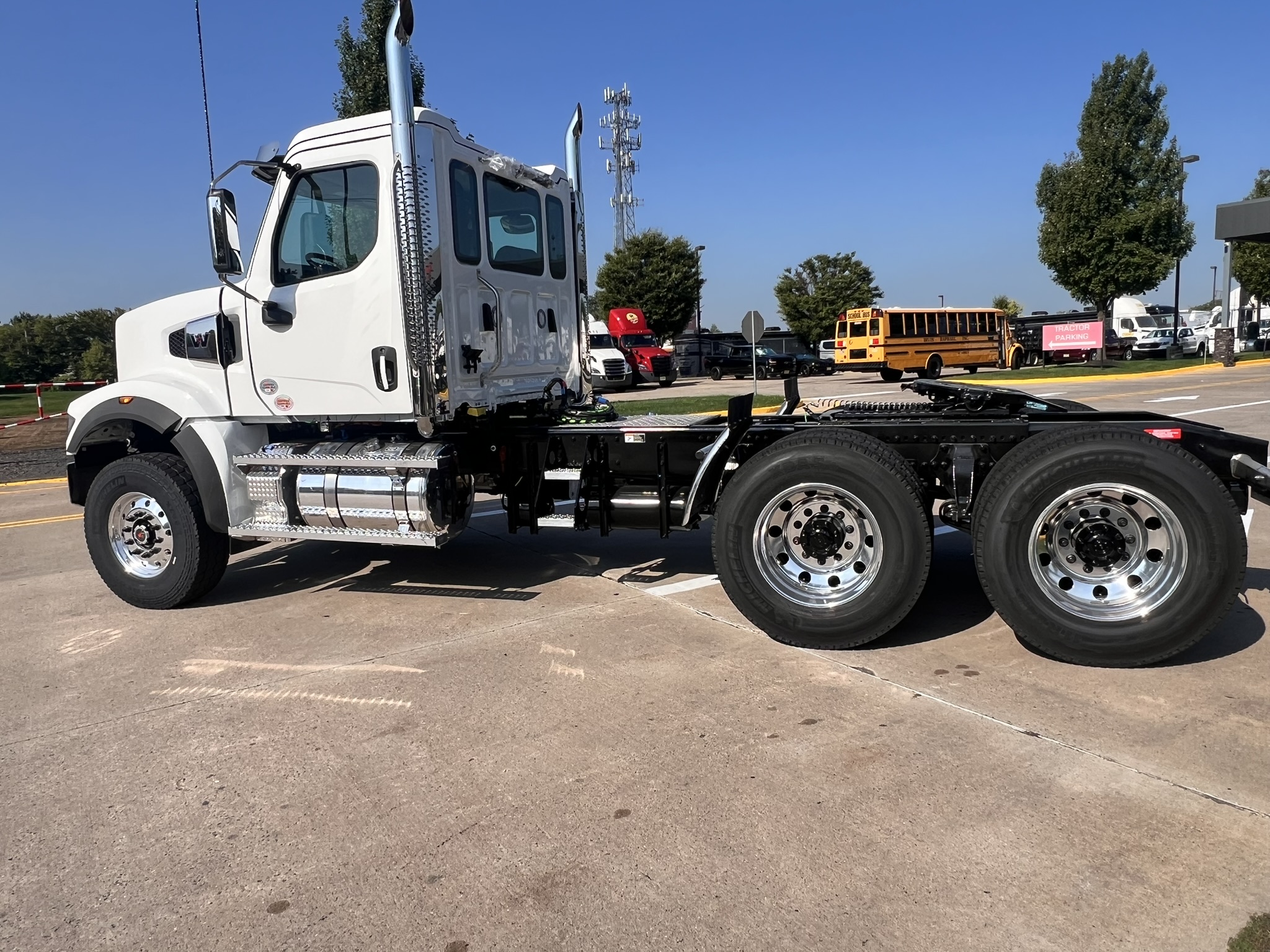 2025 Western Star Trucks 49X - image 4 of 6