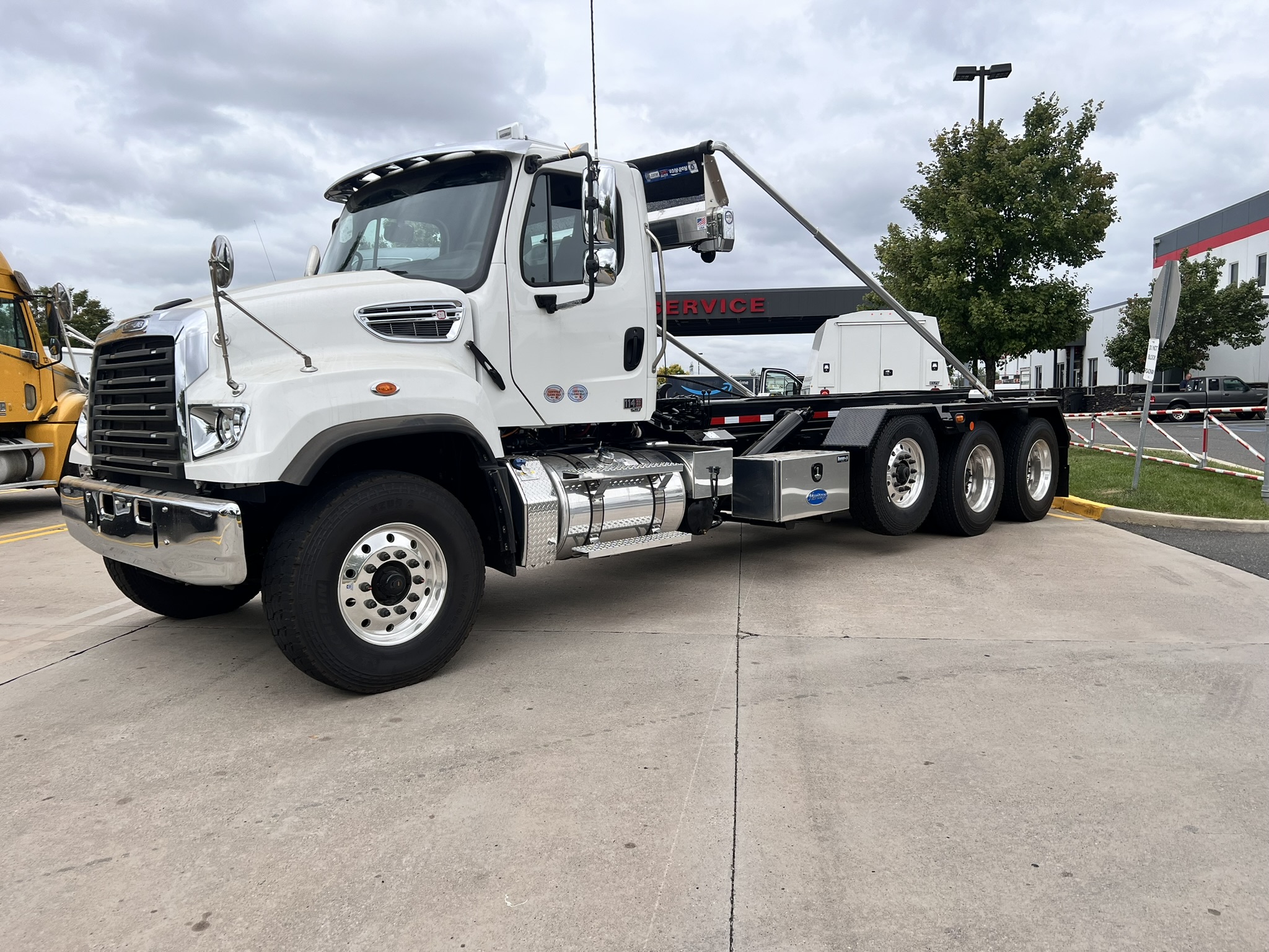 2025 FREIGHTLINER 114SD - image 1 of 6