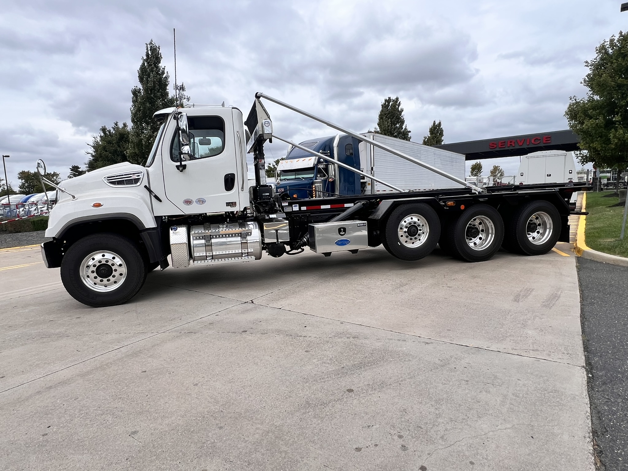 2025 FREIGHTLINER 114SD - image 2 of 6