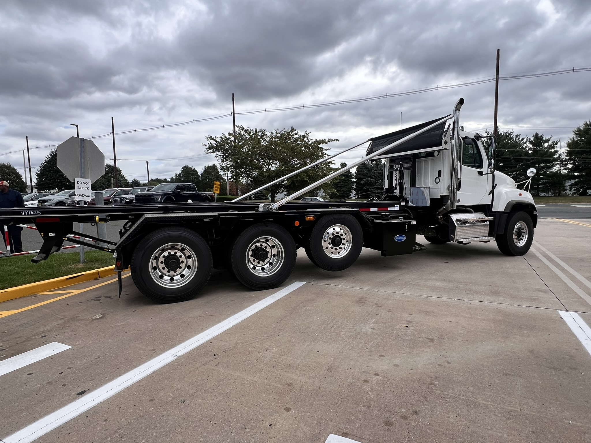 2025 FREIGHTLINER 114SD - image 4 of 6