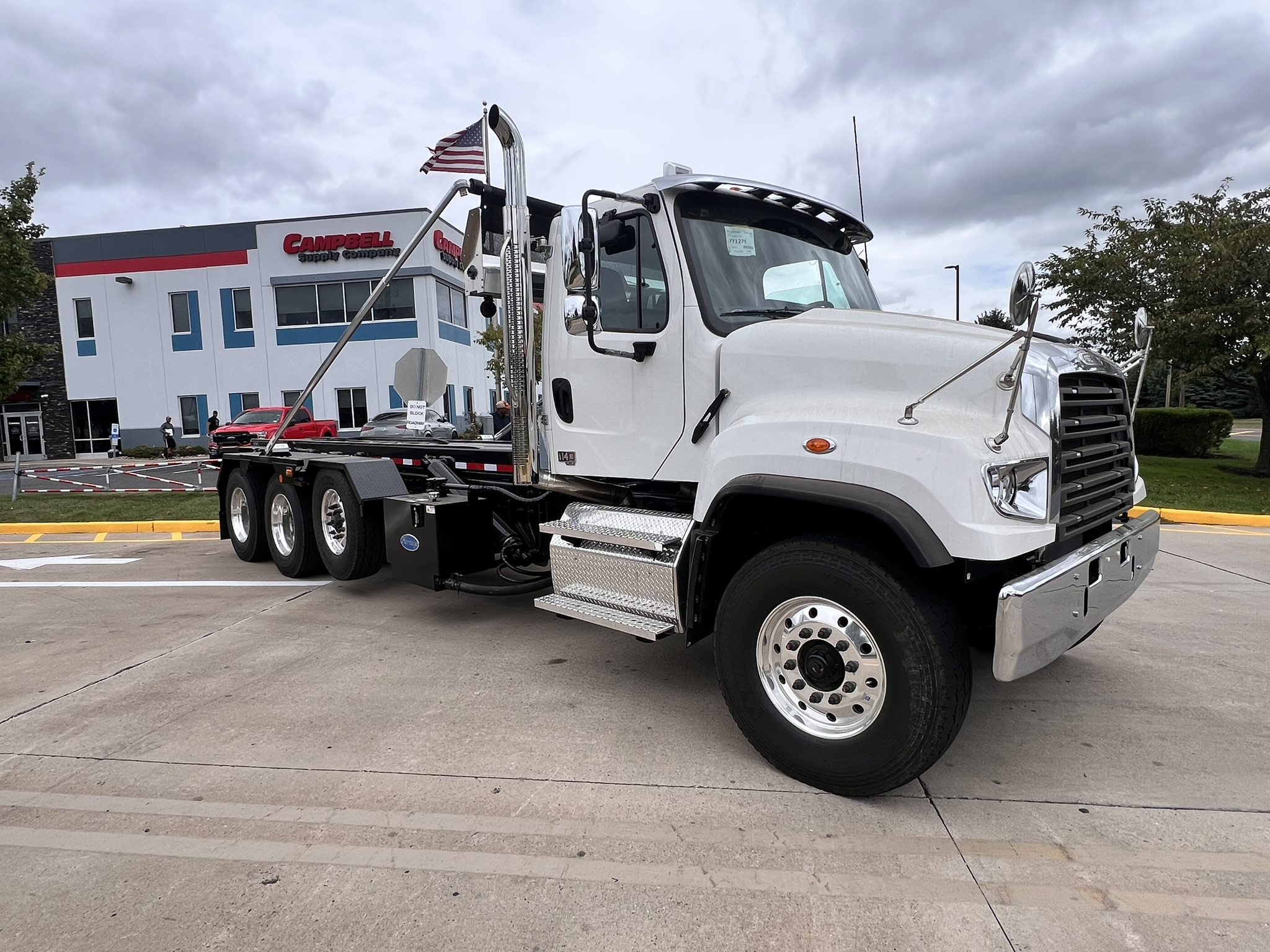 2025 FREIGHTLINER 114SD - image 5 of 6