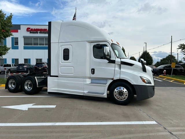 2020 Freightliner Cascadia 116 - image 2 of 6