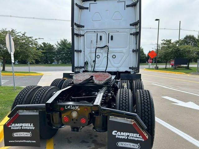 2020 Freightliner Cascadia 116 - image 5 of 6