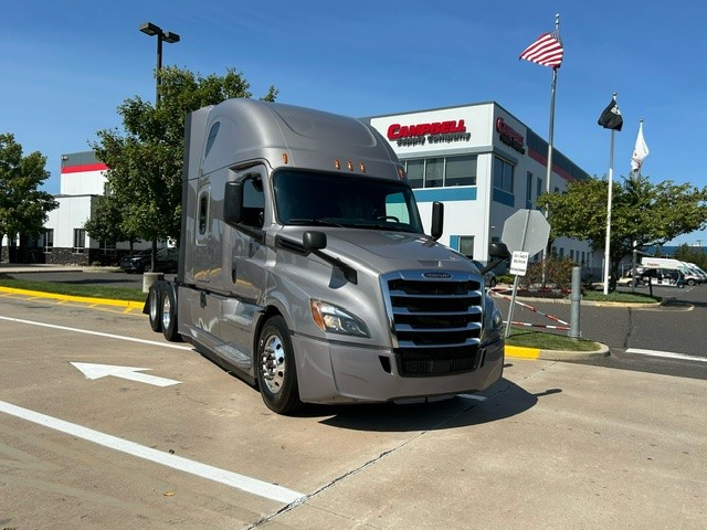 2020 FREIGHTLINER CASCADIA 126 - image 1 of 6