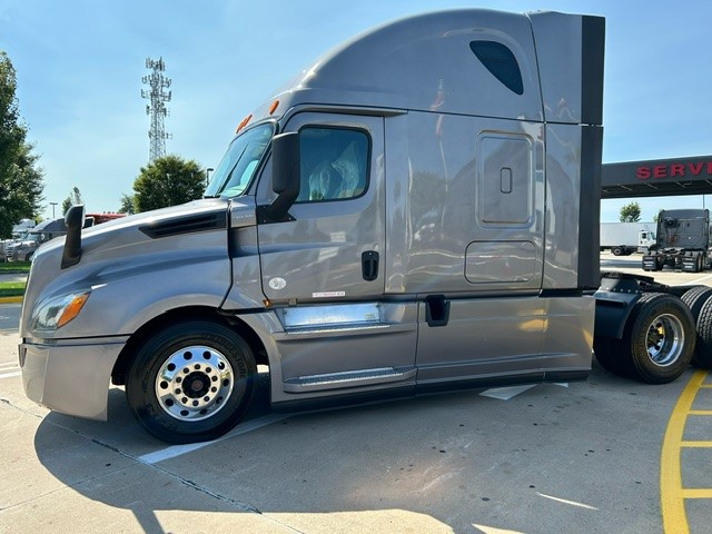 2020 FREIGHTLINER CASCADIA 126 - image 3 of 6