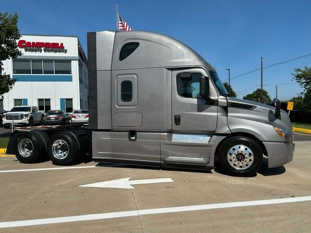 2020 FREIGHTLINER CASCADIA 126 - image 4 of 6