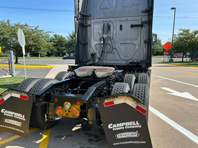 2020 FREIGHTLINER CASCADIA 126 - image 6 of 6