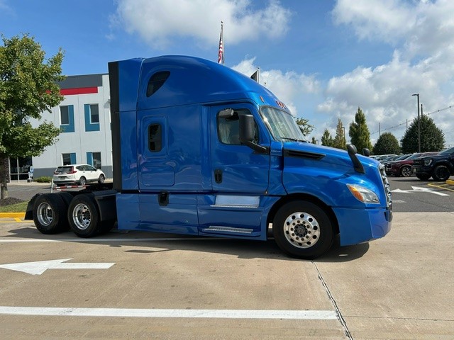 2020 FREIGHTLINER CASCADIA PT126S - image 2 of 6