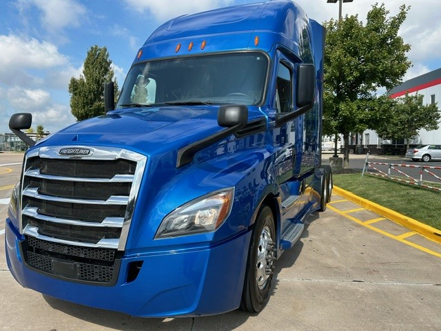 2020 FREIGHTLINER CASCADIA PT126S - image 4 of 6